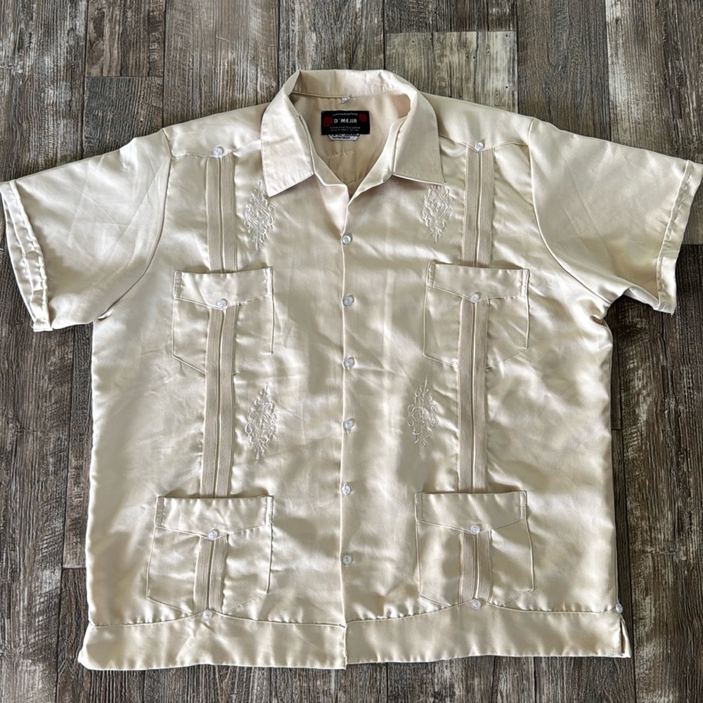 COPACABANA 🇲🇽 GUAYABERA D”MEDIA MEN SATIN-SEDA TOP, SIZE 46